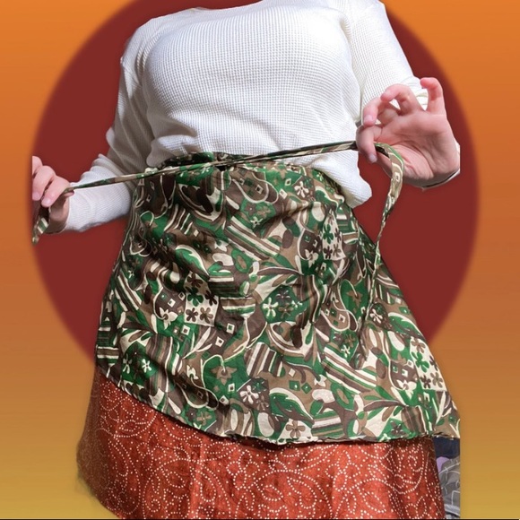 Reversible wrap skirt with an amazing print - Picture 2 of 4